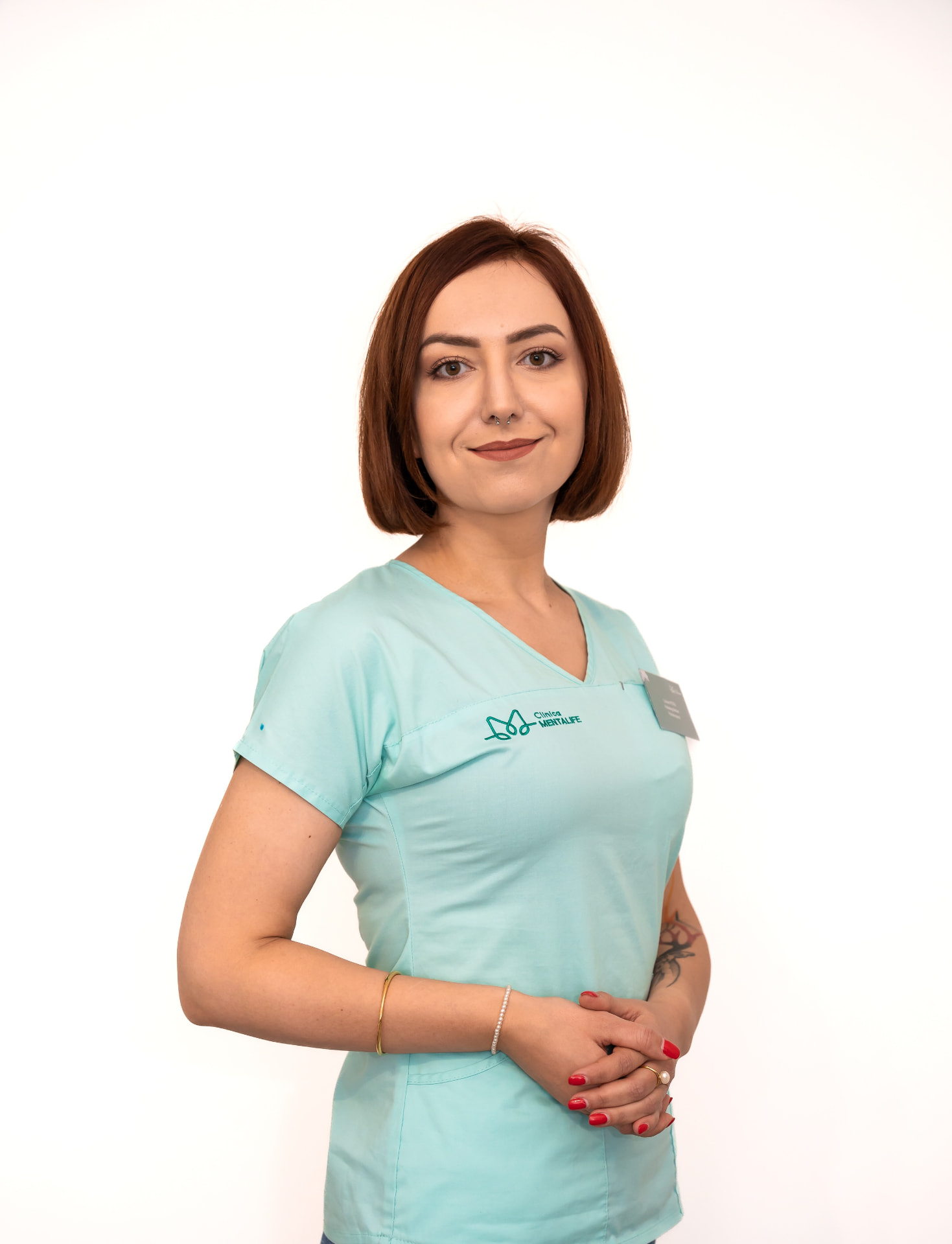Petra Lohan, psiholog clinician și psihoterapeut, în uniforma Clinicii MentaLife din Satu Mare